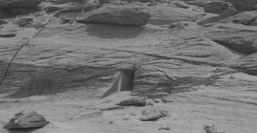 Двері в скелі, біла вежа і сліди загадкових звірів: 10 знахідок на Марсі, яких там не повинно бути