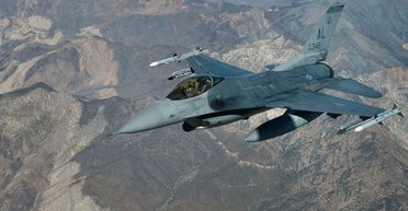Пилоты F-16 ВСУ используют редкие навыки: США не применяли их после "Бури в пустыне", — экс-пилот