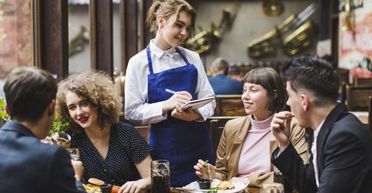 Офіціантка забрала у чоловіка тарілку з їжею: його реакцію повторити неможливо (відео)