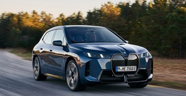 BMW представили скоростной электрокроссовер с запасом хода 700 км (видео)