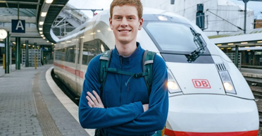 Парень ежедневно ездит в ночных поездах, чтобы не платить за дорогую аренду квартиры (фото)