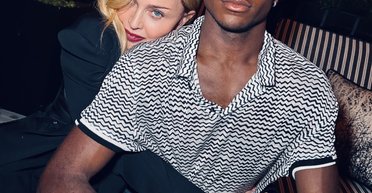 Мадонна в образе total black была замечена в аэропорту с сыном Дэвидом (фото)