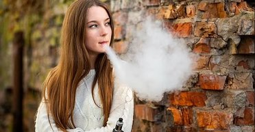 Невидимая угроза: украинцы не знают, что на самом деле курят в электронках, — исследование