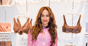 Дженніфер Лопес зʼявилася на публіці в ефектній мінісукні (фото)