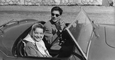 Згадала дітей та Ромі Шнайдер: Карла Бруні звернулася до Алена Делона (фото)