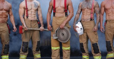 Огонь, вода и животные: австралийские пожарные в новом календаре на 2024 год (фото, видео)