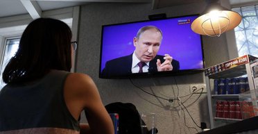 Половина россиян выступает за мирные переговоры с Украиной, — опрос (инфографика)