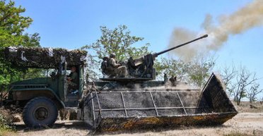 Обшили розкладними сітками: росіяни "засвітили" вантажівку з С-60 для захисту від дронів