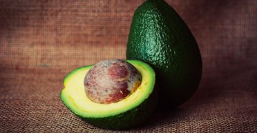 Почему авокадо темнеют так быстро: ученые рассказали, можно ли есть потемневшие плоды