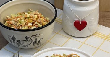 Дуже легко і дуже смачно: рецепт салату із запеченою куркою