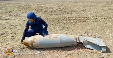 Тянут голыми руками: в соцсетях шутят над украинцами, которые собирают КАБы в полях (скриншоты)