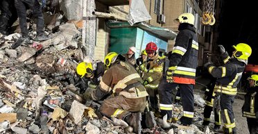 "Нет и годика": спасатели нашли под завалами в Одессе тело еще одного младенца (видео)