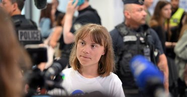 "Это все пиар": Грета Тунберг приземлилась в Париже и рассказала о сэндвиче от Израиля