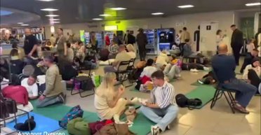 Люди спят на ковриках: в РФ из-за атаки дронов задержаны более 60 рейсов в аэропорту (видео)