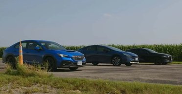 Нову Toyota Prius порівняли з Mazda 3 і Subaru WRX у заїзді по прямій (відео)