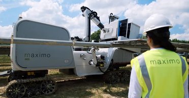 Установка солнечных панелей стала вдвое быстрее и дешевле: помогает уникальный робот с ИИ