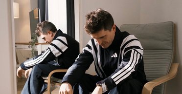 Відомий телеведучий за кордоном опинився у кріслі колісному: "Організм дав збій"
