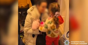 В Киеве отец похитил трехлетнюю дочь с детской площадки и вывез ее за границу (видео)
