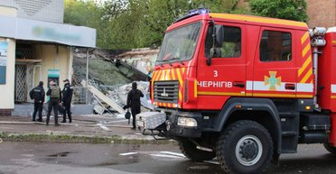 В центре Чернигова взрывом разнесло отделение банка: подробности (фото)