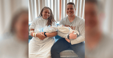 "Змінять світ": жінка народила близнюків із різними роками народження (відео)