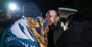 Сльози щастя, посмішки, поцілунки: як українські захисники поверталися додому з полону РФ (відео)