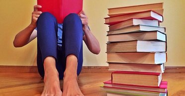 Знаменитые, толстые, престарелые. 5 книг, которые обязательны к прочтению в декабре