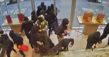 Новые друзья Оушена: дерзкое ограбление ювелирного магазина попало на камеры (видео)