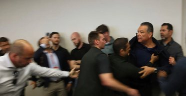 Скрутили и надели наручники: почему сенатора вытолкали с пресс-конференции в Лос-Анджелесе