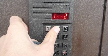 В Кривом Роге школьника едва не убил домофон: что произошло