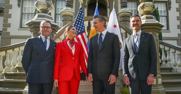 Майбутня королева Швеції Вікторія показала, як розбавити діловий образ (фото)