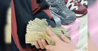 11-летний мальчик довел продавца до слез из-за своего поступка ради своей мамы (видео)