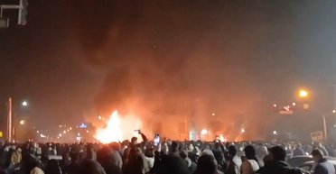 Протести в Ірані: відключено інтернет, палають будівлі КВІР, Трамп погрожує ударом (відео)