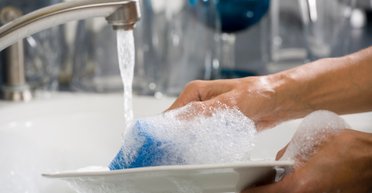 Мытье посуды спровоцировало скандал между американцами и британцами: что произошло (видео)