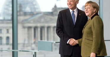 При Трампе такого не было. Почему отложили визит Зеленского в Вашингтон