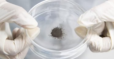 На Місяці знайшли скляні кульки, яких там не повинно бути (фото)