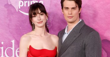 Яскравий образ: Енн Гетевей у червоній сукні відвідала прем'єру фільму (фото)