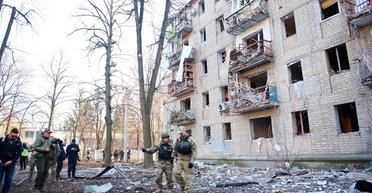 По улице, домам, школе: Зеленский отреагировал на удары ВС РФ по Харькову авиабомбами