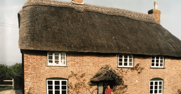 Рабочие нашли возле дома тайник, спрятанный еще в 15 веке: что было внутри