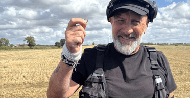 Мужчина нашел в земле старинный предмет: им оказался ценный артефакт 700-летней давности (фото)