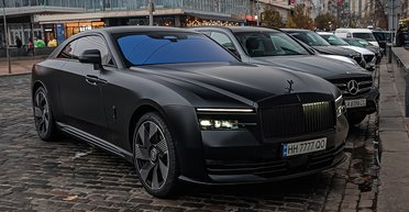 Шик за $600 000: в Киеве заметили новый электрокар Rolls-Royce в интересных цветах (фото)