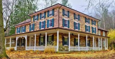 Чоловік "випадково" купив 200-річний занедбаний особняк і перетворив його на будинок мрії