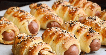 Сосиски в листковому тісті: дуже простий рецепт, приготує навіть школяр