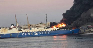 Ракетний удар по Одесі: палає турецьке судно, — ЗМІ (фото, відео)