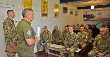 Хотів уникнути призову: В ТЦК Одеси чоловік різав собі вени та кидався на людей з ножем