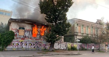 "Вогонь охопив дах": у Києві загорілася історична будівля (фото, відео)