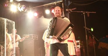 Виктору Бронюку — 47: где сейчас фронтмен "ТИК" и как изменилась его жизнь во время войны (фото)