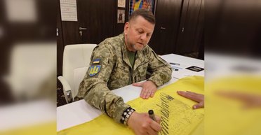 Мужчина купил флаг Украины с подписью Залужного, но вернул его из-за жены (видео)