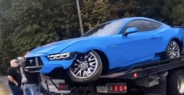 Неудачная гонка: новейший Ford Mustang 2024 разбили вскоре после покупки (видео)