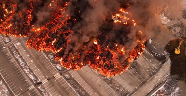 В Исландии извергается вулкан: в земле образовалась трещина в несколько километров (видео)