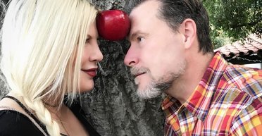 Актриса Торі Спеллінг подала на розлучення з чоловіком після 18 років шлюбу (фото)